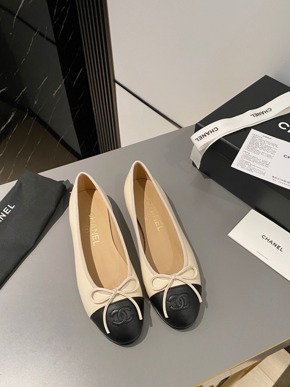 Chanel💕 Two-Tone Leather Ballet Flats in Cream and Black